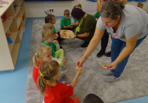 14 Dzieci próbują jabłuszka na wafelku.